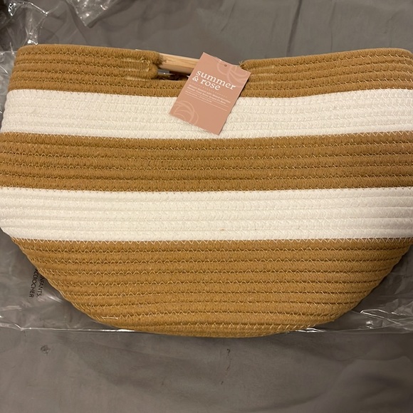 Woven Storage Basket w/Wooden Handles from Summer & Rose Collection. NWT - Picture 6 of 6